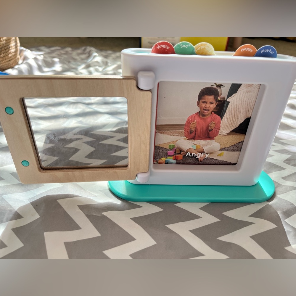 Lovevery Emotion Match Mirror & Card Set (The Enthusiast Play Kit Toy)